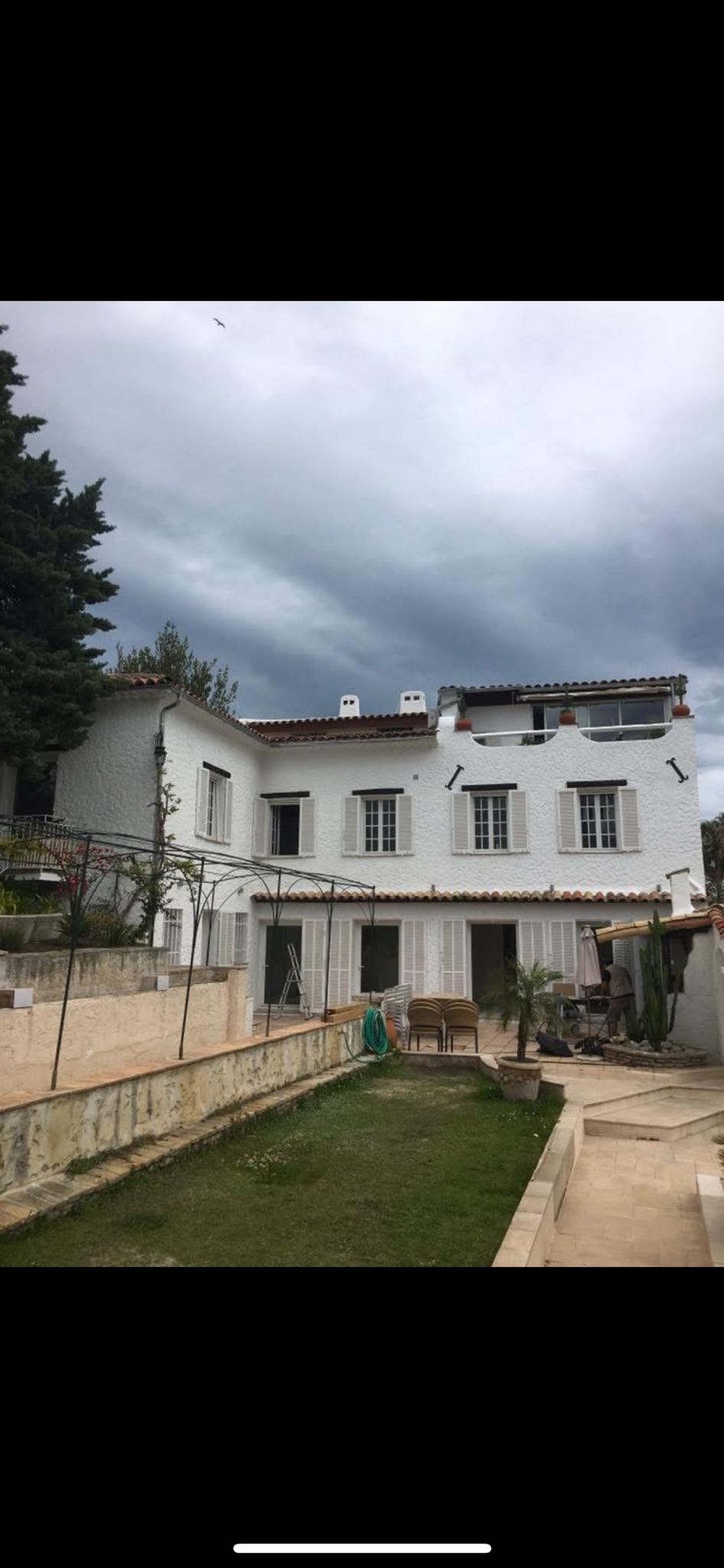 Villa blanche rénovée avec jardin