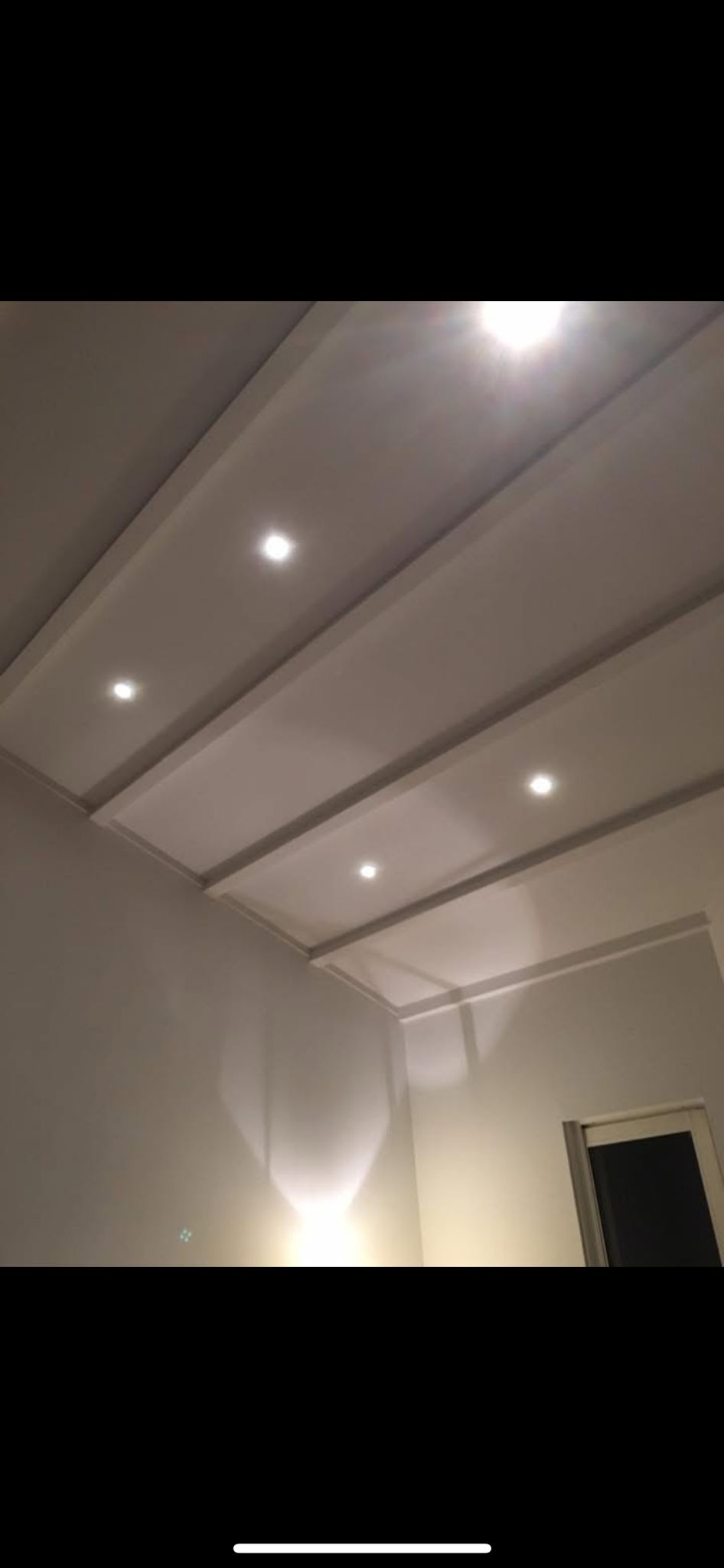 Faux plafond avec spots encastrés